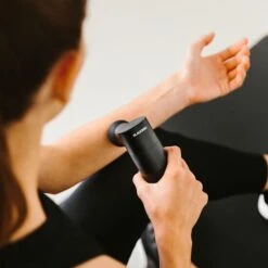 Blackroll Vibrationsmassagegerät "Fascia Gun" 21 Blackroll Vibrationsmassagegerät "Fascia Gun" -Fitnessgeräte 322 5309 9